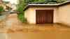 Sturzflut flutet zahlreiche Grundstücke, Anwohner machtlos: schwere gewittrige Regenfälle fluten ganzen Ort
