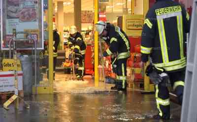 Unwetter in Hessen: Starkregen führt zu Überflutungen, Supermarkt überflutet: Feuerwehr kämpft gegen das Wasser, Hagel und Starkregen erschweren die Fahrt mit dem Auto