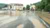 Katastrophenalarm nach Unwetter, Wasser reißt Straßen weg: Kirche, Märkte, Wohnhäuser über einen Meter unter Wasser