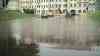 Katastrophenalarm nach Unwetter, Wasser reißt Straßen weg: Kirche, Märkte, Wohnhäuser über einen Meter unter Wasser