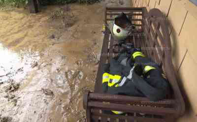 Schwere Unwetter beenden Sommer: Hagelmassen, Überflutungen, vollgelaufene Keller in der Eifel, Feuerwehr im Dauereinsatz: Winterdienst mit Schiebeschild im Einsatz, Grundstücke voller Schlamm, Hagelmassen