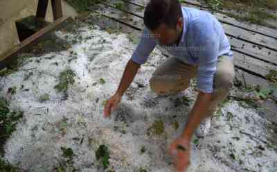 Hagel und Überflutungen: Hitzewelle endet in Baden-Württemberg mit Unwettern, Hagelmassen bringen eisige Abkühlung: Garage voll Wasser gelaufen, Feuerwehren im Einsatz