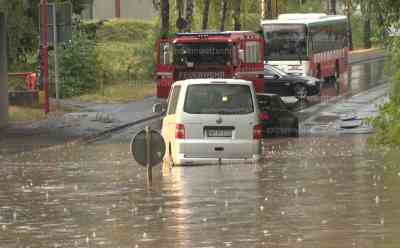 (Überflutungen, Hochwasser, stark) Schlammlawine, Überflutungen, Nachtgewitter - schwere Unwetter in Hessen: Autofahrer fährt sich im Wasser fest (live), Unterführungen unter Wasser, Hochwasser, Schlammlawine im Ort, Baum begräbt Auto: Heftige Unwetter wüten in Hessen, Autos stecken im Wasser fest, Brücke überflutet, Sturmschäden, Grundstücke unter Wasser