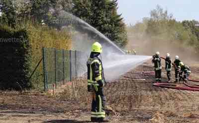 Dürre spitzt sich weiter zu: Feldbrand im Erzgebirge, rund 2 Hektar Feld in Flammen, Berufsschule beinahe evakuiert, weiterhin kein Regen in Sicht: Feuerwehr mit rund 50 Kameraden im Einsatz, Feuer bewegt sich auf Gewerbegebiet und Wohnsiedlung zu, Feuerwehr kann Brand in letzter Minute stoppen