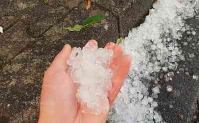 (Unwetteraufzug, Hagel, stark) Hagelunwetter durch Superzelle beendet Sommer: Zeitraffer mit Rotation des Unwetters, Hagelschlag fegt den Sommer weg, Hagelmassen in Wiesen, Sturmschäden: Sommerhitze wird von Unwettern beendet, sogenannte Superzelle brachte bis zu 4 cm großen Hagel mit Schäden