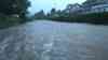 Schwere Überflutungen in Bad Hersfeld, Anwohner von der Außenwelt abgeschnitten: Asphaltdecken und Pflastersteinen heraus gerissen, DLRG im Einsatz