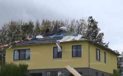 (Sturm extrem, Tornado) Tornado verwüstet Ortschaften: schwere Schäden am Tag sichtbar, Scheune komplett zusammen gebrochen, Ort ohne Strom, riesige Schneisen in Wäldern: Dach von Firma komplett weggerissen, zahlreiche Strommasten umgeknickt, Baum auf Auto, O-Töne von Anwohner