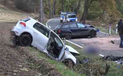 Tödlicher Herbstunfall: VW und Audi kollidieren frontal, 1 Toter 1 Schwerverletzte 1 Leichtverletzter, Regen und 5 °C zum Unfallzeitpunkt: Trümmerfeld auf Straße, Verkehrsunfalldienst vor Ort, Gutachter versucht Unfall zu rekonstruieren. 