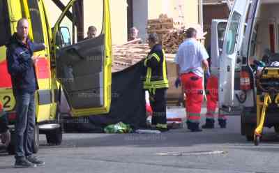 (Feuerwehrunfall, stark) Feuerwehrunglück im Erzgebirge: CO-Austritt bei Spänebunkerbrand, 3 Kameraden schwer verletzt, davon: 1 Kamerad minutenlang beatmet (lebensgefährlich verletzt), 1 weiterer Kamerad im kritischen Zustand, 40 Feuerwehrkameraden vor Ort vom Rettungsdienst behandelt: Feuerwehr arbeitete mit Atemschutzmasken und Filtern, 98 % Kohlenmonoxid am Spänebunker gemessen, 2 RTH im Einsatz, dutzende Ärzte und Sanitäter vor Ort