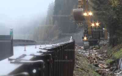 (Hochwasser, Italien, stark) Murenabgang Brennerautobahn: Hochspannungsmast droht auf Brenner zu stürzen, Vollsperrung Brenner in allen Richtungen, auch Bundesstraße gesperrt, : Schwere Unwetter halten an, deutsche Touristen müssen riesigen Umweg fahren, Schäden am Tag