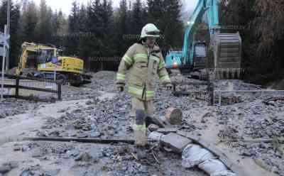 (Hochwasser, Italien, stark) Ortschaften von der Außenwelt abgeschnitten: Heftige Unwetter wüten in Osttirol und Kärnten, Bahnstrecke Italien-Österreich von Mure betroffen: Hochwasser, Lesachtal nicht mehr erreichbar, Anwohner versuchen Ortschaften zu Fuß zu erreichen