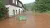 Unwetter wüten im Erzgebirge, Pizzeria stand unter Wasser: Feuerwehrmänner stecken bis zum Bauch in den Fluten, Bahnstrecke wegen Überflutung gesperrt