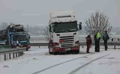 (Wintereinbruch, stark) Schneechaos Thüringen: LKW kracht bei Schneeglätte in Mittelleitplanke, LKW mit Sommerreifen unterwegs, nix geht mehr an der A 4: Winterdienst im Dauerstress, langer Stau auf A 71, völlig zerstörtes Führerhaus, dutzende querstehende LKW an der A 4