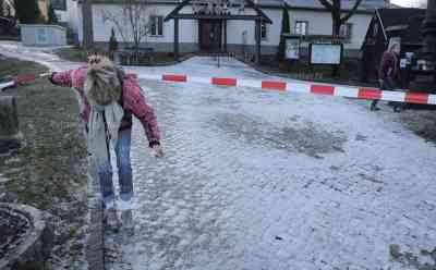 (Eisregen, extrem) Eisregen Erzgebirge: auch am Samstag noch viel Eis, Straßen gesperrt, Gehwege gesperrt, Weihnachtsmarkt geöffnet, Eiszauber an Vegetation: Menschen laufen auf eisigen Untergrund, PKW steht auf eisiger Straße, Eiszauber an Zweigen