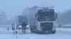 Über 10 cm Neuschnee bringen Verkehr erliegen, LKW hängen quer: LKW Fahrer schimpft ganz besonders intensiv gegen den Winterdienst