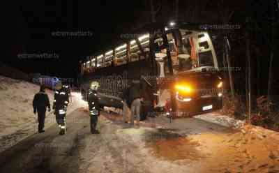 (Wintereinbruch, stark) Schneechaos Erzgebirge: Busse rutschen teils in Graben, dutzende Reisegäste evakuiert, Eisglätte bringt Verkehr zum Erliegen, Feuerwehr evakuiert Busgäste: Autos rutschen unkontrolliert, Winterdienst steckt im Stau fest, Anwohner streuen Straße für Laster, Busgäste werden evakuiert