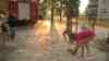 Hagelmassen bei Dachwig, Kinder fahren Schlitten im Hagel: Heftiges Unwetter bringt Hagelschollen
