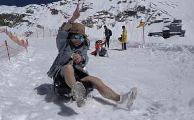 (Rekordschnee, Sommeranfang) Rekordschnee zum Sommeranfang: Auf der Zugspitze liegt so viel Schnee wie zuletzt vor 54 Jahren: Touristen rodeln die Piste runter, Sonnenbad und Bier auf 3000 Meter Höhe