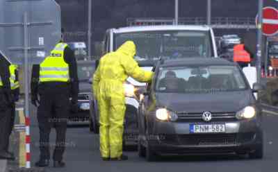 Coronakrise Deutschland – Tschechien schließt in wenigen Stunden die Grenzen: Armee unterstützt mobile Messstation an der A 17, Verkehrsteilnehmer werden auf Fieber gemessen: Messtrupp unter schwerem Infektionsanzug und Filter im Einsatz, Polizei leitet Verkehr ab