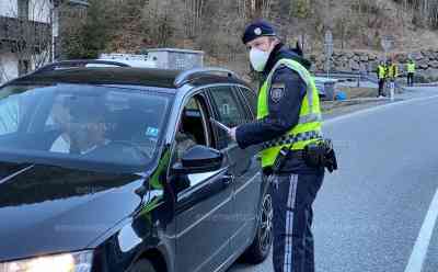 Skigebiete unter Quarntäne gestellt: Coronakrise erreicht in Tirol ihren Höhepunkt, Paznauntal komplett abgeriegelt, Polizei lässt keine Touristen mehr ins Skigebiet: Auch anderen Skigebiete wurden komplett unter Quarantäne gestellt, Liftbetrieb eingestellt