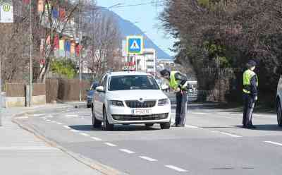 Tirol verhängt Ausgangssperre: Coronavirus verursacht drastische Maßnahmen in Tirol, ohne besonderen Grund dürfen Menschen ihre Wohnung in Tirol nicht mehr verlassen: Ausnahmen sind: Einkaufen gehen, Arzt- bzw. Apothekenbesuch, Geld vom Geldautomaten holen