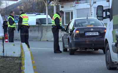 Grenze A 93 bei Kufstein dicht: Coronakrise veranlasst deutschlandweite Grenzschließungen, Verkehr wird auf der A 93 angehalten, kontrolliert und mit Bundespolizeifahrzeug in Kolonne zurückgeleitet (on tape): Interview mit Bundespolizeisprecher Rainer Scharf, Bundespolizei führt scharfe Kontrollen durch (on tape)