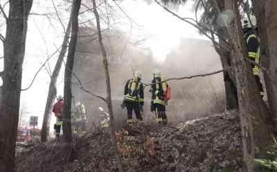 Brand in ehemalige Schwimmhalle Oberwiesenthal: Dichter Rauch dringt aus ehemaliger Schwimmhalle, Feuerwehren unter schwerem Atemschutz im Einsatz, vermutlich Brandstiftung: Schwimmhalle wurde in den DDR-Zeiten genutzt, Schwimmhalle wird heutzutage nicht mehr genutzt