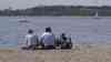 Corona am Ostersonntag: Tausende Besucher am Cospudener See, Familien baden am Cospudener See oder Sonnen sich, Reiterstaffel kontrolliert Allgemeinverordnung, Drohnenaufnahmen vom Strand: Kinder plantschen im See, zahlreiche Leute Sonnen sich, wunderschöne Drohnenaufnahmen zeigen Abstand der Menschen