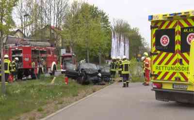 Schwerer Verkehrsunfall mit 110 Km/h im Ort: Ford kracht ins Heck eines VW, kommt von der Fahrbahn ab und fällt einen Baum, Tachonadel bleibt bei 110 Km/h stehen, älterer Herr vermutlich gesundheitliche Probleme: Straße gleicht einem Trümmerfeld, insgesamt drei Schwerverletzte, Polizei vermutet gesundheitliche Probleme