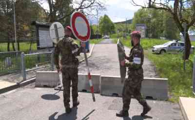 Corona – Live Grenzöffnung CZ: Grenzsoldaten entfernen Absperrgitter, Absperrschilder und Absperrband im Erzgebirge, Deutsche klettern über Betonblöcke nach Tschechien, Voxpops Deutsche: Absperrmaterial wird live entfernt, Menschen klettern über Absperrband und Betonblöcke nach Tschechien