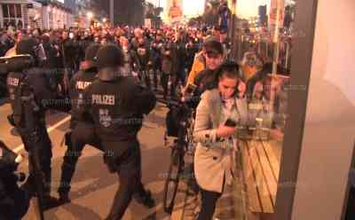 Schwere Ausschreitungen in Leipzig: Querdenkerdemo eskaliert, Demonstrant wird live on tape verprügelt, massive Gewalt gegen Polizei (on tape), Pfefferspray im Einsatz, Raketen werden gezündet (on tape): Nach Versammlungsabbruch massiver Gewaltausbruch der Rechten gegen die Polizei am Hauptbahnhof