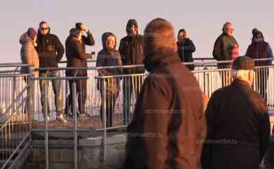 Friedensglocke am Volkstrauertrag in Zeiten von Corona: Viele Menschen nutzten noch einmal mildes Herbstwetter, Menschen gedenken Opfer von Krieg und Gewalt zu Coronazeiten auf dem Fichtelberg: Toller Sonnenuntergang auf dem Fichtelberg, Wetterwechsel naht mit deutlich kühlerem Wetter, Menschen genießen noch einmal das Wetter und die Freiheiten in Zeiten von Corona