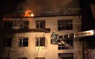 Ehemaliges Hotel „Glück Auf“ im Vogtland in Vollbrand: 80 Einsatzkräfte kämpfen gegen Dachstuhlbrand aus ehemaligem Hotel, Mühevoller Brandeinsatz über Drehleitern, Hotel wurde oft als Lost Place genutzt: 1.Advent haben sich die Kameraden anders vorgestellt, Löscheinsatz dauert gesamte Vormittagsstunden weiter an 