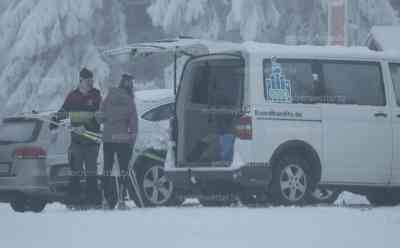 Coronahammer – „Corona-Leine 15 Km“: Bewegungsradius wird auf 15 Km begrenzt, Einkaufen für den nicht täglichen Bedarf, touristische Ausflüge untersagt, selbst Annaberger dürfen Fichtelberg nicht mehr besuchen, Wintersport alleine teils nicht mehr möglich: Einzelne Wintersportler auf dem Fichtelberg noch anzutreffen, nach Verschärfung keine Ausflüge mehr auf dem Fichtelberg möglich, Sachsens Kreise alle mit Inzidenz von 200