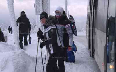 Corona-Ansturm auf Wintersportgebiete? Stille am Skihang auf Grund 15 Kilometer Regel, Lifte geschlossen – mit dem Bus auf dem Gipfel und den Skiern bergab, Erzgebirger werden erfinderisch, „Dann machen wir es wie zu Großvaters Zeiten, Fell unterm Ski und dann geht es voran“: Skifahrer fahren mit dem Bus auf dem Gipfel (on tape) und mit den Skiern wieder herunter (on tape), oder via Skitouring auf dem Berg (on tape), zahlreiche Interviews „Not macht erfinderisch“