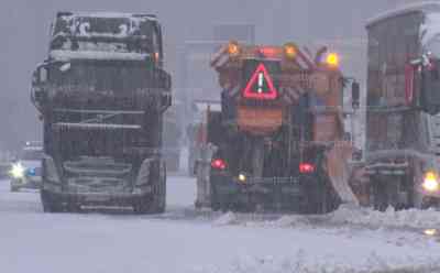 Schneechaos – Autobahnverkehr in Mitteldeutschland bricht zusammen: A 4 auf 50 Km nahezu Stillstand, LKW auf allen drei Fahrspuren quer, Polizei muss LKW Fahrer regelrecht anbrüllen, Winterdienst räumt Autobahn als „Geisterfahrer“, völliges Chaos auf den Autobahnen: 4, 9, 38: Polizei räumt dritte Spur für Winterdienst, LKW Fahrer nutzt diese – blockiert diese, Polizei schreit LKW Fahrer an, nachfolgend auf der zweiten Spur zu bleiben