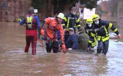 Schweres Hochwasser Hessen: Anwohner mit Booten gerettet (live on tape), DLRG mit Booten und Schwimmern im Einsatz, Autos schwimmen im Hochwasser, Altstadt steht komplett unter Wasser, Feuerwehr muss sich wegen zu hohem Wasser zurückziehen: Amtsgericht unter Wasser, DLRG muss durch das Hochwasser schwimmen, Autos schwimmen metertief im Hochwasser, Interview Anwohner