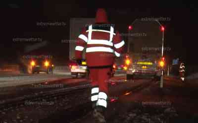 Schneechaos – Verkehr bricht auf A 4 zusammen: Zwei Mitarbeiter der Autobahnmeisterei kämpfen mit Kanister voller Salz und Schaufel gegen Schneechaos auf der A 4 (live on tape), LKW stehen teilweise auf zwei Fahrspuren quer : Überall stehen LKW quer, LKW stehen selbst auf Autobahnauffahrten quer, Winterdienst im Dauereinsatz, spiegelgatte Autobahn sorgt für Chaos auf über 20 Km