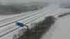 Schnee-Alarm in NRW: Auf der Autobahn A2 geht nichts mehr, extreme Schneeverwehungen, Luftaufnahmen nach Vollsperrung, Geisterautobahn, Schneefront legt Deutschland lahm: Schneesturm legt den Verkehr in NRW lahm, Autos versinken im Schnee.