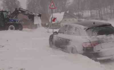 (UP) Schneesturm - Verkehr bricht auf A 33 zusammen – PKWs stecken fast einen Meter im Schneesturm fest: PKW steckt mitten auf Autobahn in Schneewehen fest, auch an Autobahnabfahrten stecken Fahrzeuge bis zu 70 cm in Schneewehen fest: A 33 nur noch einspurig befahrbar, LKW´s stehen auf Parkplatz – LKW Fahrverbot ab 7,5 Tonnen auf Autobahnen im Münsterland, Autobahnauffahrten nur noch mit Allradfahrzeuge befahrbar