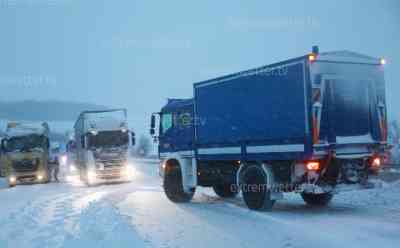 Schneechaos legt Berufsverkehr in Sachsen: THW muss unzählige LKW freischleppen, A 4 bei Burkau komplett dicht, keine Rettungsgasse erschwert THW Arbeiten, A 4 bis min. heute Abend blockiert: Schneefront brachte bis zu 20 cm Neuschnee, massive Verkehrsprobleme in den Morgenstunden vor allem auf der A 4 von Thüringen bis nach Sachsen