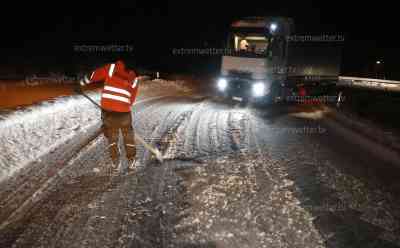 Schneechaos A 4 – nach fast 24 h rollt der Verkehr wieder: Winterdienst versucht LKW freizuschleppen; ohne Erfolg – Verkehrsteilnehmer helfen sich gegenseitig, Transporter Fahrer schleppt LKW frei: Nach Schneechaos entspannt sich die Lage so langsam auf den Straßen, Verkehr rollt in Sachsen auf der A 4 nach fast 24 Stunden wieder