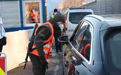 Corona – öster. Bundesheer kontrolliert Grenzübergang Kufstein: intensive Coronakontrollen an der Grenze zu Tirol, schwerbewaffneter Bundesherrsoldat kontrolliert Autofahrer, langer Stau durch Grenzkontrollen: Beamten kontrollieren Negativtest und Einreisebescheinigung, langer Stau durch Grenzkontrollen