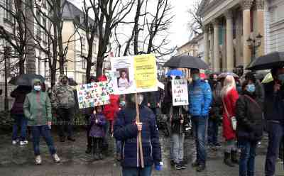 Corona-Elterndemo im Vogtlandkreis: Eltern protestieren gegen Kita- und Schulschließung, 200 Teilnehmer in Plauen anwesend, Polizei mit Großaufgebot vor Ort, Polizei kontrolliert Einlass, Eltern wütend über Schul- und Kitaschließung: Vogtlandkreis mit Inzidenz von 216, nach Öffnung von Schulen und Kitas wurden diese kurze Zeit später wieder geschlossen, schon am Dienstag „Elterndemo“ mit bis zu 600 Personen