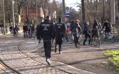 (UP) Großdemonstration in Leipzig: Sitzblockaden - Katz und Mausspiel mit der Polizei, Querdenker wollen sich an Leipziger Impfzentrum versammeln, über 1000 Gegendemonstranten auf Augustusplatz, Menschenmassen on tape: Riesiger Fahrradkorso durch die Innenstadt von Leipzig, Linke Spektrum ruft zum Stoppen eines Korsos auf, Querdenker sagen Versammlung später ab