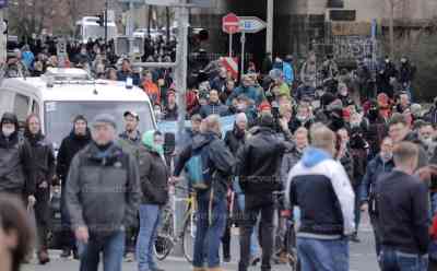 Querdenkerdemo in Dresden eskaliert: Menschenmassen durchbrechen Polizeiketten, über 1.000 Personen werden eingekesselt, Beamte müssen Menschen mit Gewalt zurück drängen (on tape): Größere Gruppe marschiertPolizei völlig überfordert, schätzungsweise über 2.000 Menschen an zwei verschiedenen Orten eingekesselt (Ostraallee und Altmarkt)  e von Dresden-Gorbitz in die Innenstadt, Polizei kesselt Querdenker ein