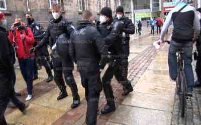 Querdenkerdemo Chemnitz eskaliert: Flaschenwurf auf Polizeibeamte, Polizei kesselte gewaltbereite Rechte direkt auf dem Markt ein, massive Polizeigewalt gegen Rechte, Polizei unterbindet Durchbrechen rechter Querdenker: Gerichte verbieten Demo, dennoch erste Gruppierungen in Chemnitz eingetroffen (on tape), Polizei im Großeinsatz, angespannte Lage auch für die Polizei  