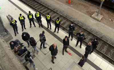 (UP) Querdenkerverbot in Dresden fordert Großeinsatz: hunderte Beamte im Einsatz, Beamte kesseln zahlreiche Querdenker am Brühlschen Garten ein und erteilen Platzverweise, zahlreichen Hooligans am Hauptbahnhof gestoppt und eingekesselt (on tape): Beamte mit zahlreichen Beamten, Wasserwerfern und Räumpanzern im Einsatz, gewaltbereite Hooligans reisten aus Zwickau und Leipzig an