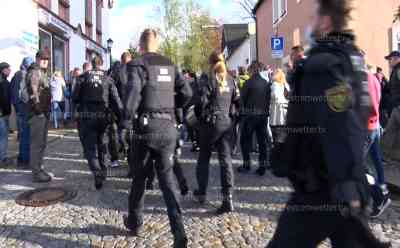 Querdenkerdemo Zwönitz: 500 Menschen „spazieren“ in Zwönitz, anstatt Montag wurde Sonntag gelaufen, Querdenker nutzten Polizeieinsatz in Dresden um diesmal ungehindert spazieren zu können, zu wenige Polizeibeamte vor Ort: Polizei kann diesmal nur dokumentieren, auch Personen aus der Rechten Szene wieder vor Ort, Erzgebirge weiter Coronahotspot