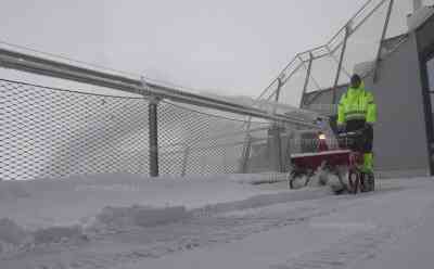 Zugspitzbahn bereitet sich auf die morgige Öffnung vor – Vorsitzender Stauch sowie die Pressesprecherin der Zugspitzbahn AG im ausgiebigen Interview – Schneefräsen im Einsatz – Gipfel voller Schnee – Tiroler Gäste werden zum Problem: Zugspitzbahn darf nur Gäste aus Deutschland transportieren – Gäste der Tiroler Zugsspitzbahn dürfen nur auf die Aussichtsplattform – Grenzübergang derzeit noch auf der Zugspitze zu Tirol geschlossen